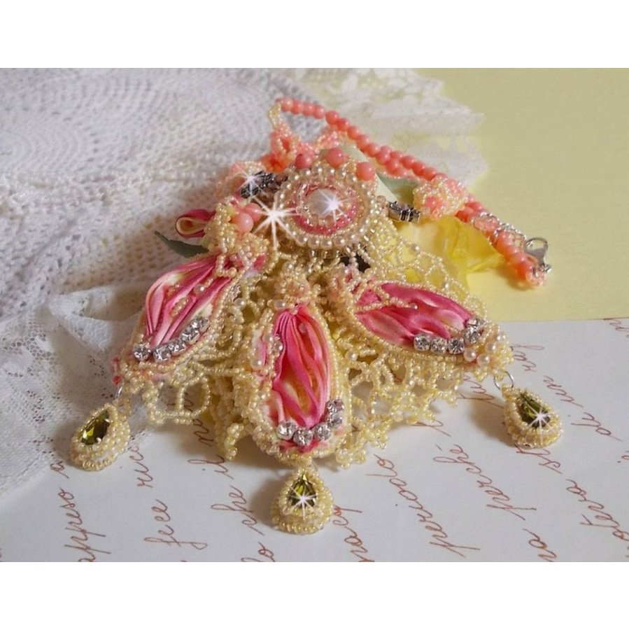 Necklace Les Délices de l'Eté embroidered with a yellow and pink silk ribbon, seed beads and Swarovski crystals