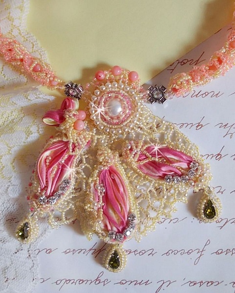Collier brodé en soie, corail rose et perles artisanales.