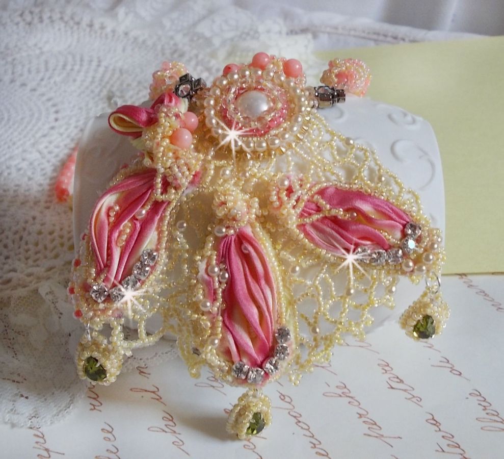 Necklace Les Délices de l'Eté embroidered with a yellow and pink silk ribbon, seed beads and Swarovski crystals