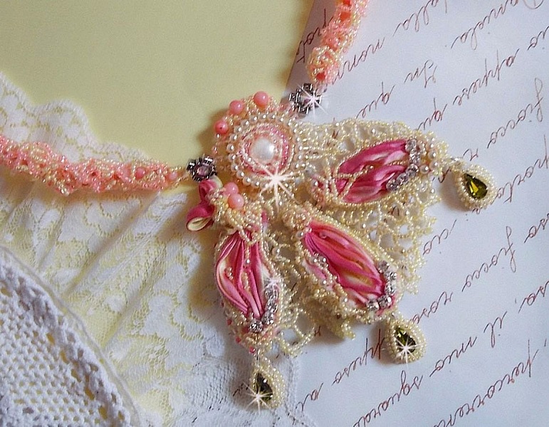 Collier brodé en soie rose et jaune avec corail.