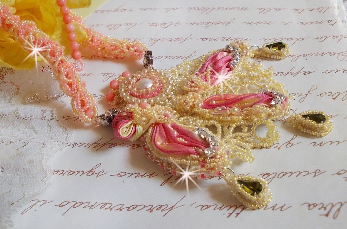 Necklace Les Délices de l'Eté embroidered with a yellow and pink silk ribbon, seed beads and Swarovski crystals