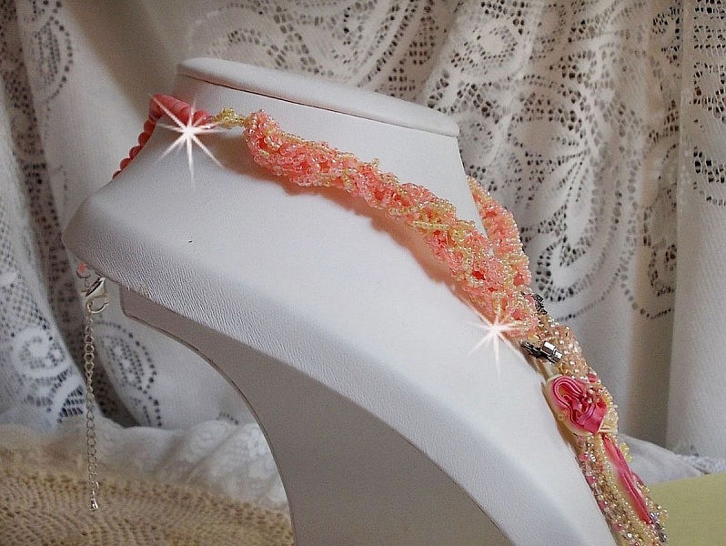 Collier brodé en soie rose et jaune avec corail.