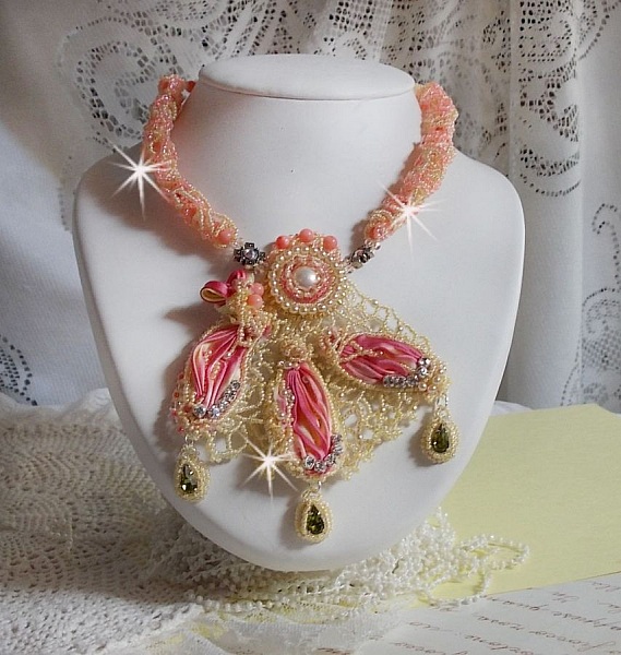 Collier brodé en soie, corail rose et perles artisanales.
