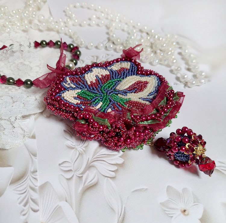 Necklace Enchantment of Autumn embroidered with pearly pearls Bordeaux, a lace, various pearls and seed beads