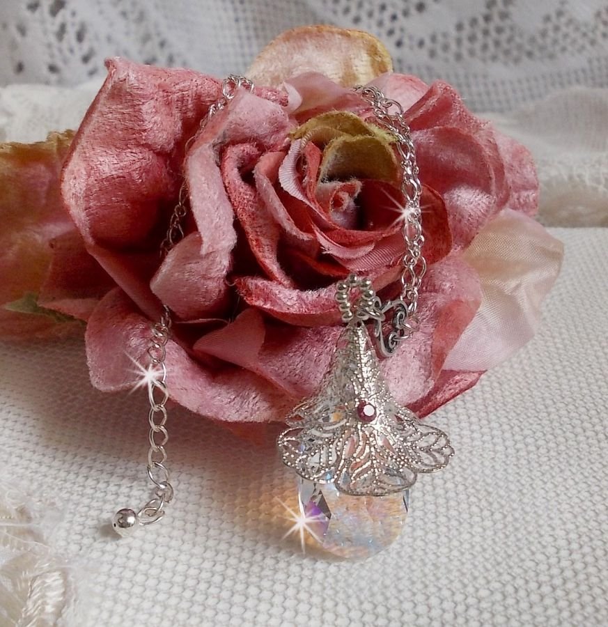 Silver Flower Necklace with a wonderful Swarovski crystal pendant, a silver heart insert with chain, rings, clasp and extension chain in Silver 925/1000