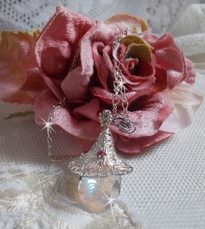 Silver Flower Necklace with a wonderful Swarovski crystal pendant, a silver heart insert with chain, rings, clasp and extension chain in Silver 925/1000