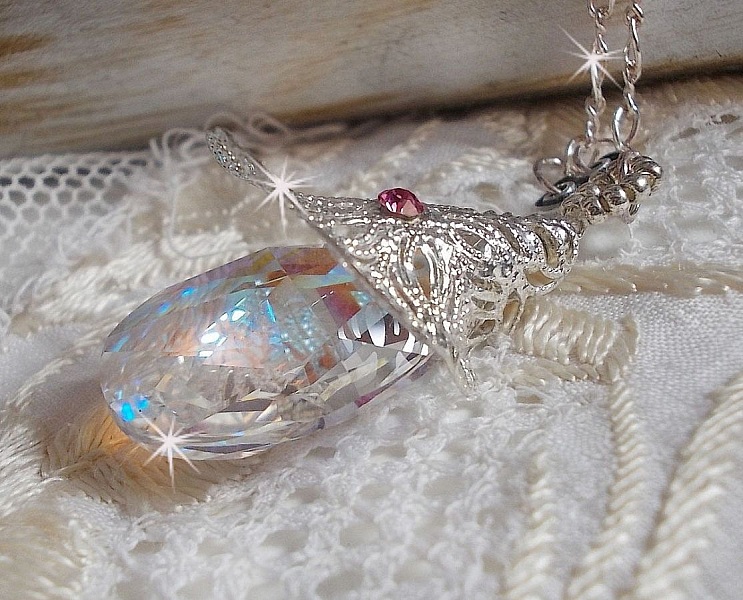 Silver Flower Necklace with a wonderful Swarovski crystal pendant, a silver heart insert with chain, rings, clasp and extension chain in Silver 925/1000