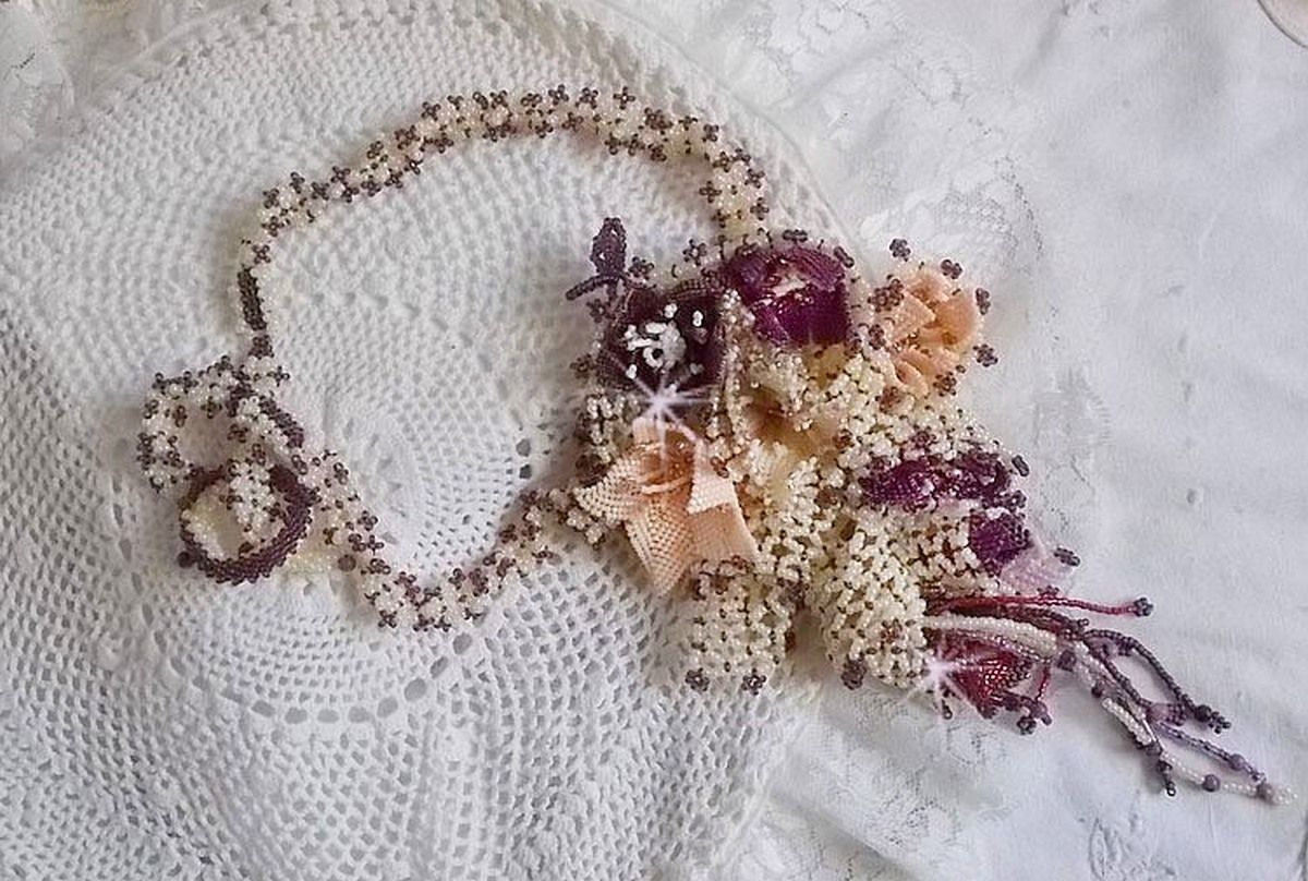 Necklace Les Floralies mounted with gemstones : Sugilite and Miyuki Delicas beads of different colors 