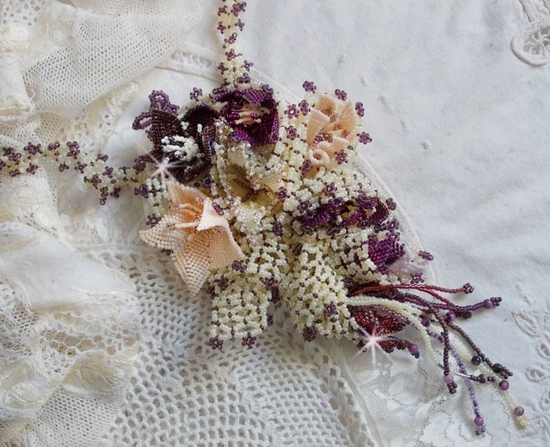 Necklace Les Floralies mounted with gemstones : Sugilite and Miyuki Delicas beads of different colors 