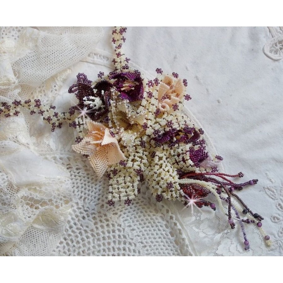 Necklace Les Floralies mounted with gemstones : Sugilite and Miyuki Delicas beads of different colors 