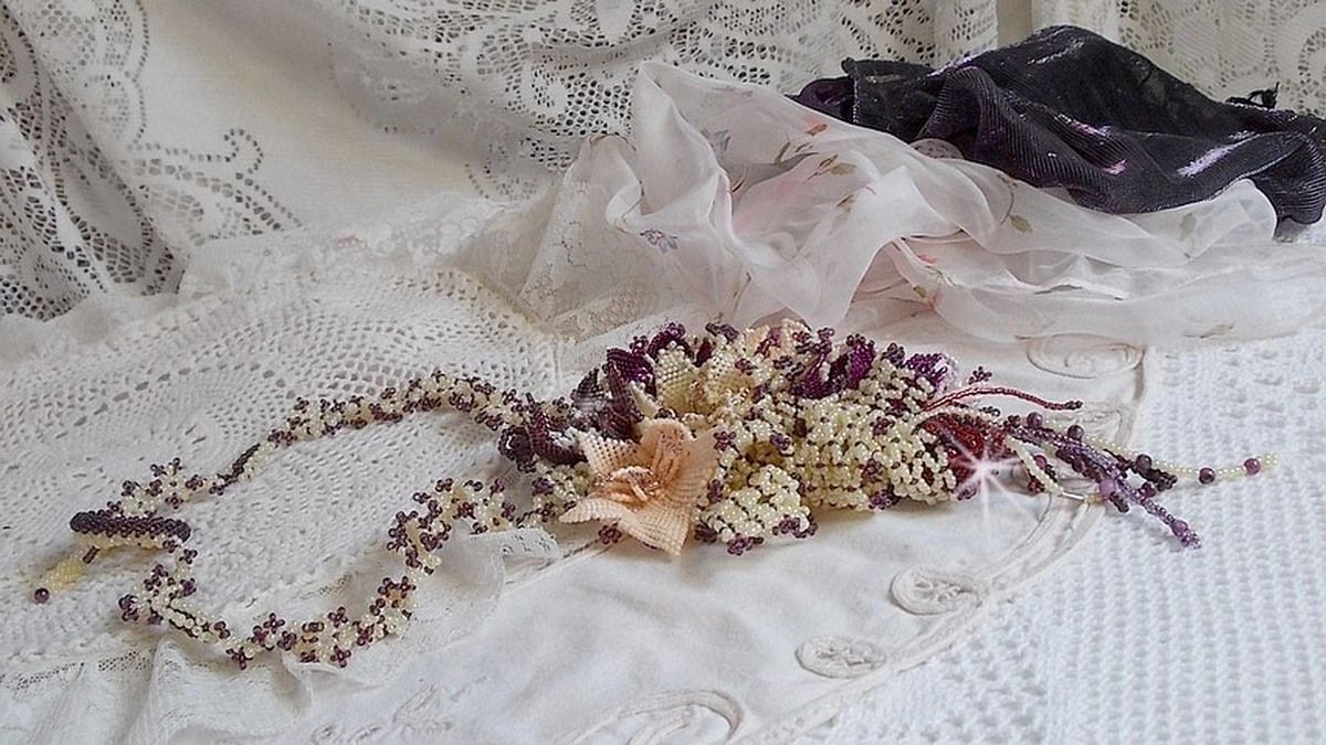 Necklace Les Floralies mounted with gemstones : Sugilite and Miyuki Delicas beads of different colors 