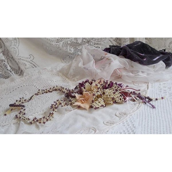 Necklace Les Floralies mounted with gemstones : Sugilite and Miyuki Delicas beads of different colors 