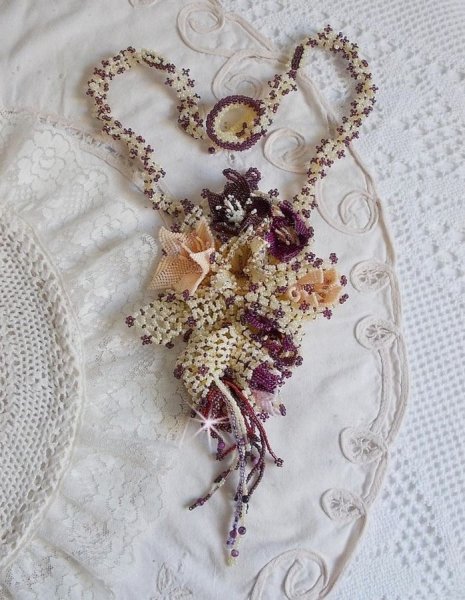 Necklace Les Floralies mounted with gemstones : Sugilite and Miyuki Delicas beads of different colors 