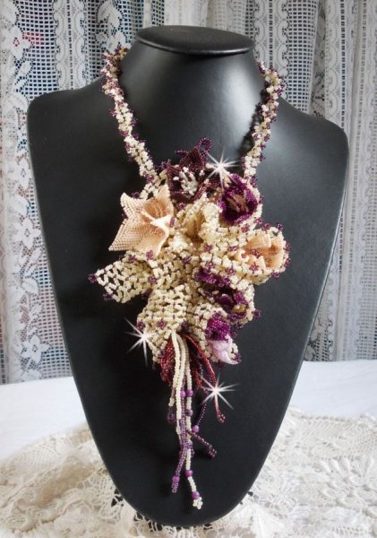 Necklace Les Floralies mounted with gemstones : Sugilite and Miyuki Delicas beads of different colors 