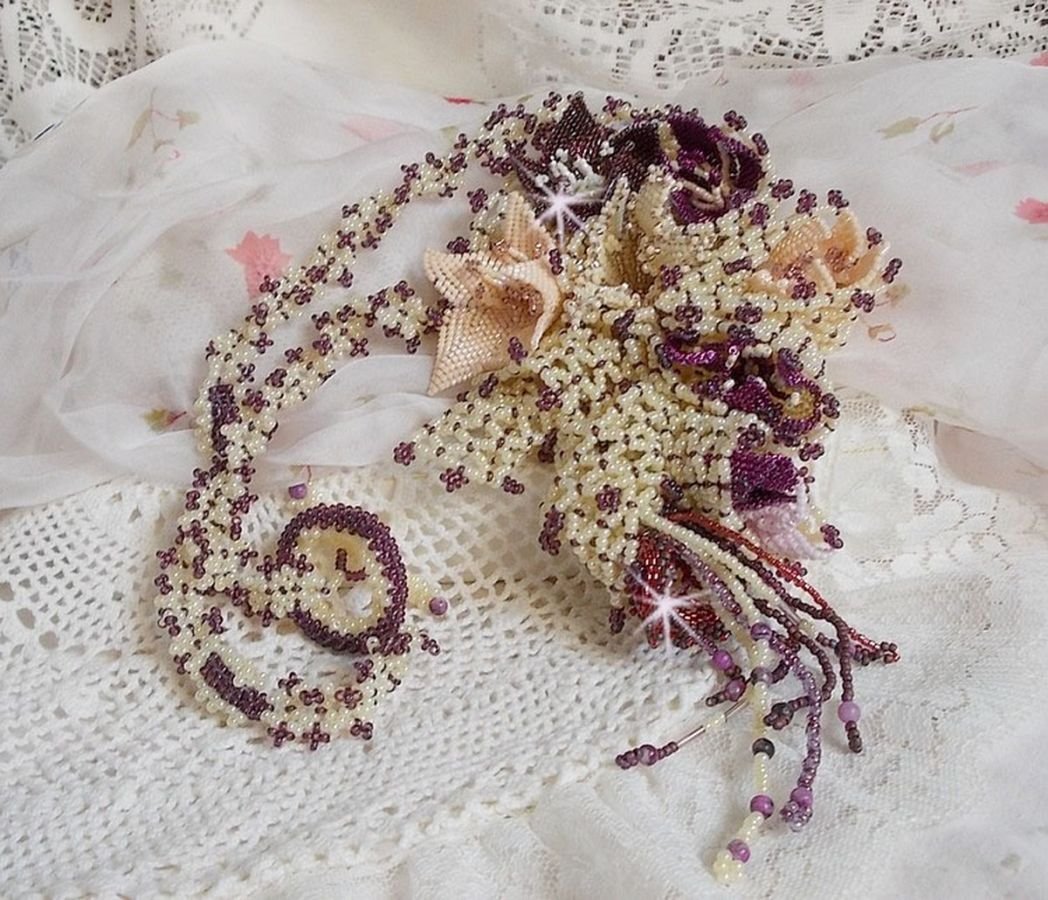 Necklace Les Floralies mounted with gemstones : Sugilite and Miyuki Delicas beads of different colors 