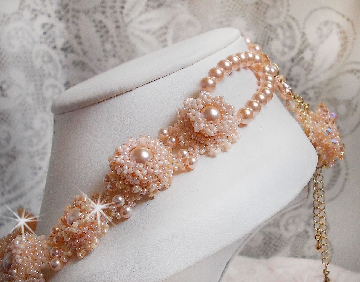 Idylle Beauté Haute-Couture necklace, nothing but Swarovski pearls and seed beads 