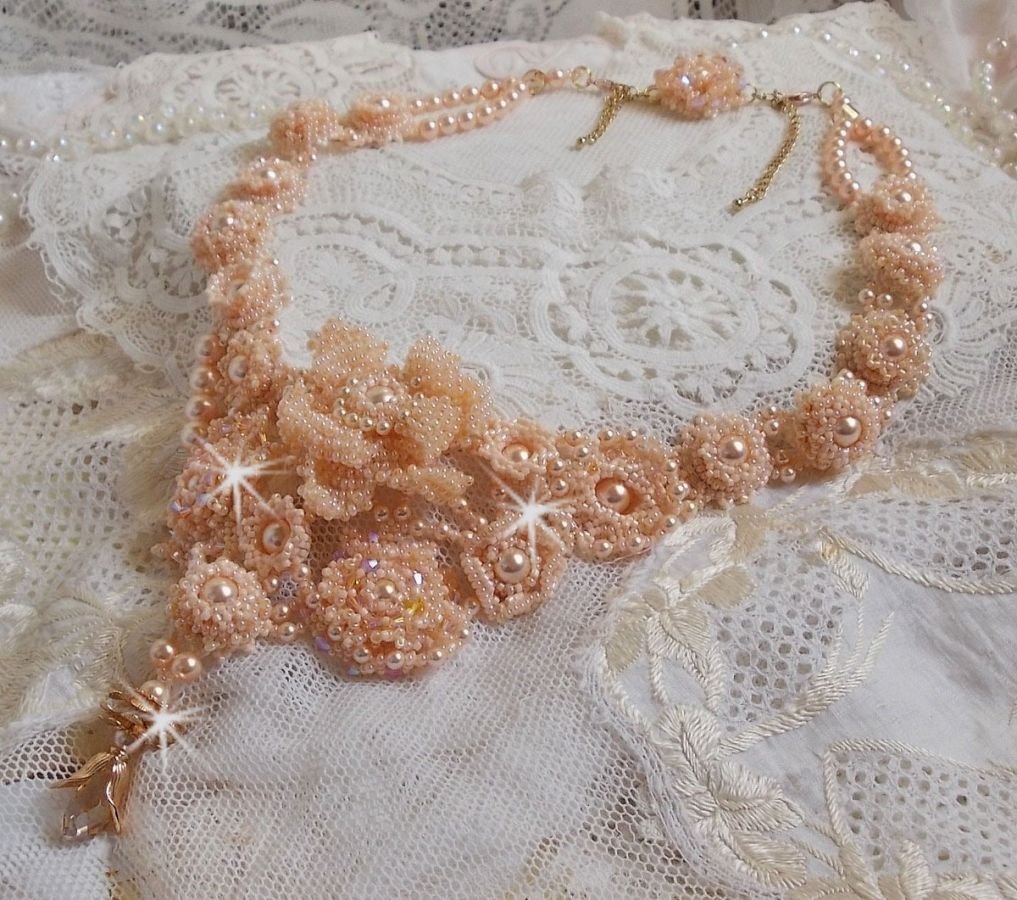 Idylle Beauté Haute-Couture necklace, nothing but Swarovski pearls and seed beads 