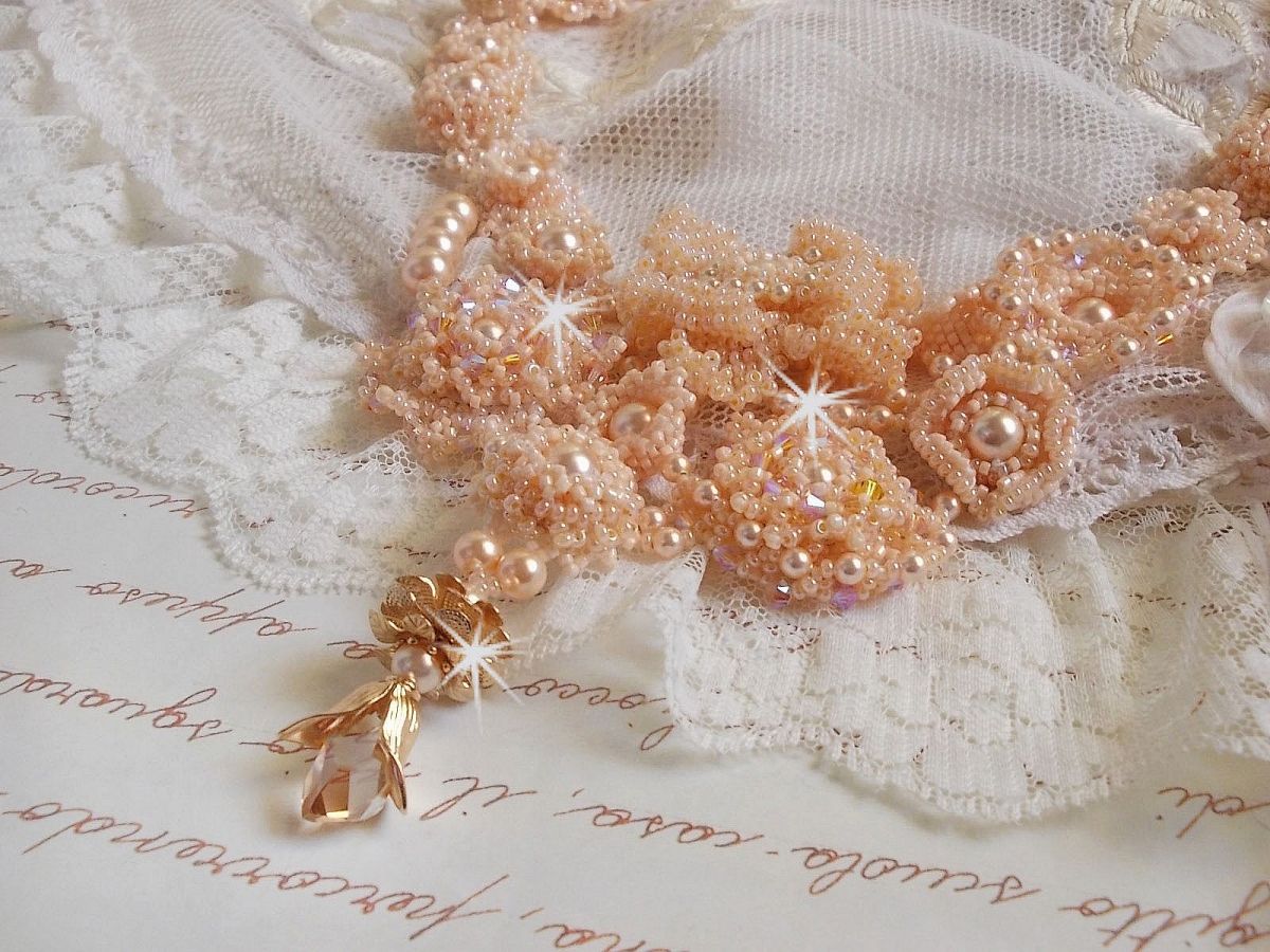 Idylle Beauté Haute-Couture necklace, nothing but Swarovski pearls and seed beads 