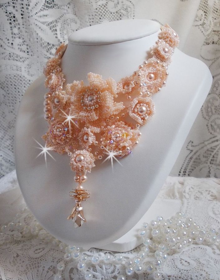 Idylle Beauté Haute-Couture necklace, nothing but Swarovski pearls and seed beads 