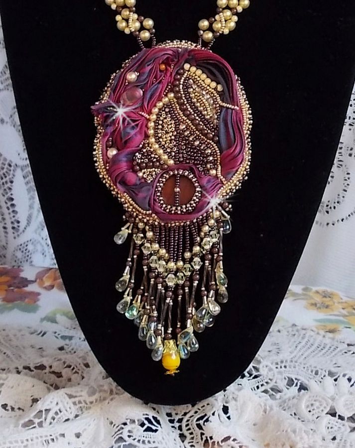 Collier Laetitia Forever brodée avec un ruban de soie Bordeaux/Marron et Purple, un disque en nacre, des perles rondes nacrées, des gouttes et des rocailles