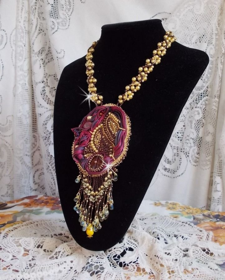 Collier Laetitia Forever brodée avec un ruban de soie Bordeaux/Marron et Purple, un disque en nacre, des perles rondes nacrées, des gouttes et des rocailles