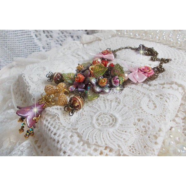 Collier Lis&egrave;re de For&ecirc;t Fleurie mi-long, c&eacute;ramique, cristaux, fleurs, perles, breloques, accessoires Laiton et m&eacute;tal, une belle for&ecirc;t !	