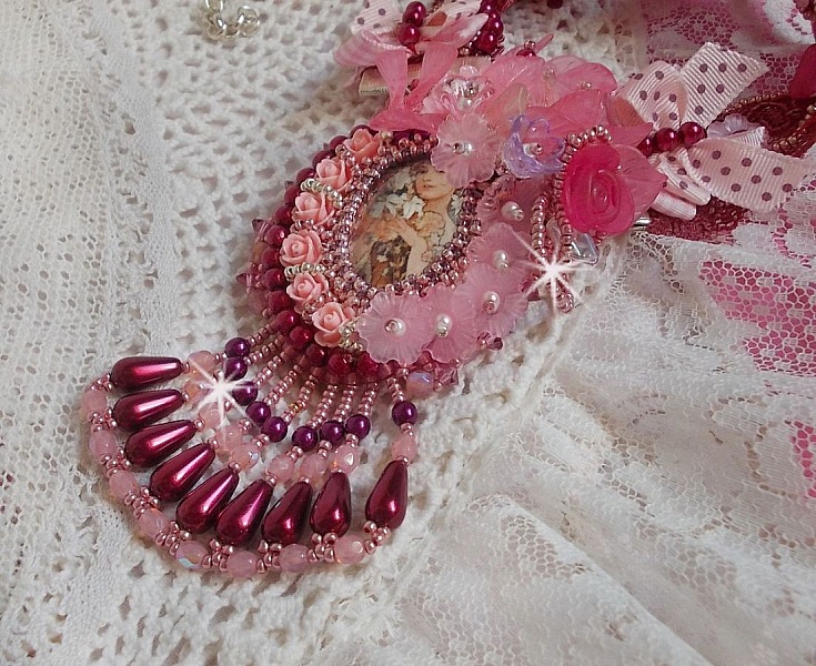 Collier Magnolia avec une dentelle bordeaux tr&egrave;s fine avec des cristaux de Swarovski