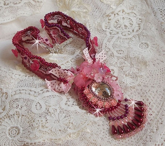 Collier Magnolia avec une dentelle bordeaux tr&egrave;s fine avec des cristaux de Swarovski