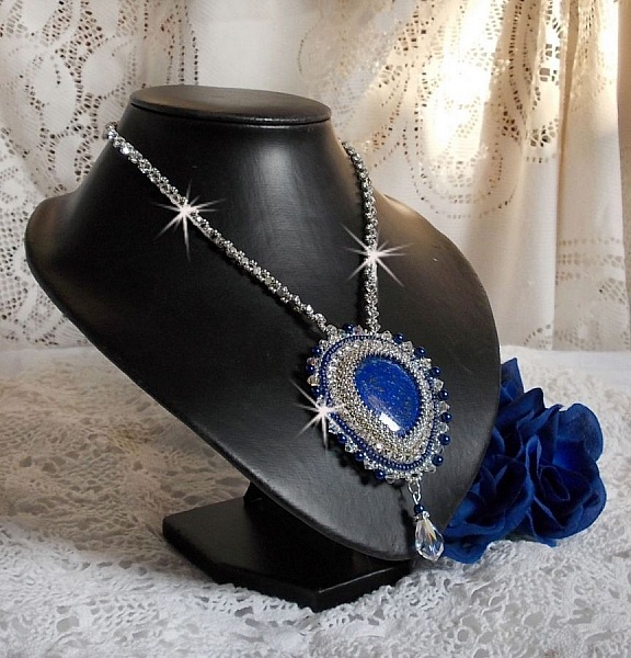 Collier artisanal en Lapis Lazuli brodé de cristaux bleus.