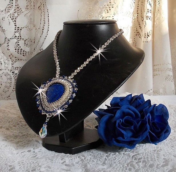 Collier artisanal en Lapis Lazuli et cristaux bleu marine.