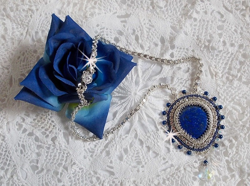 Collier artisanal en Lapis Lazuli avec cristaux et rose bleue.