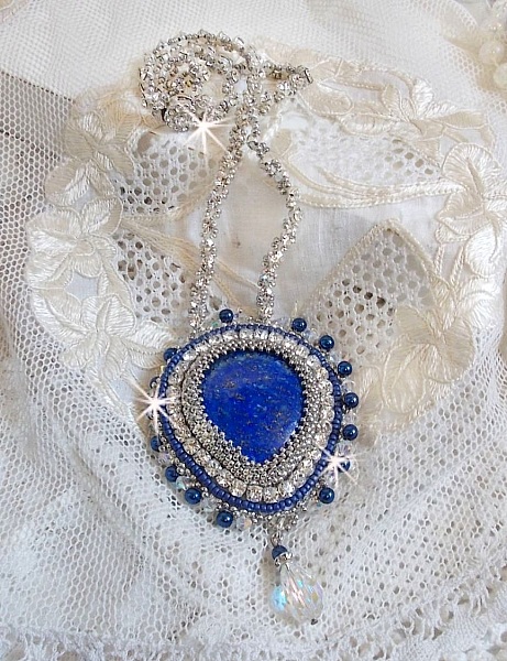 Collier artisanal brodé en Lapis Lazuli et cristaux scintillants.