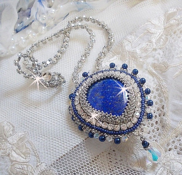 Collier artisanal brodé en Lapis Lazuli et cristaux Swarovski.