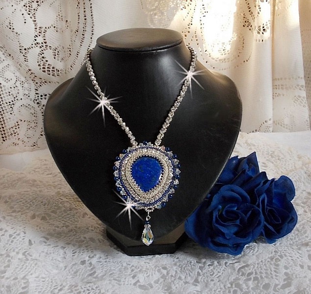 Collier artisanal en Lapis Lazuli brodé avec cristaux Swarovski.