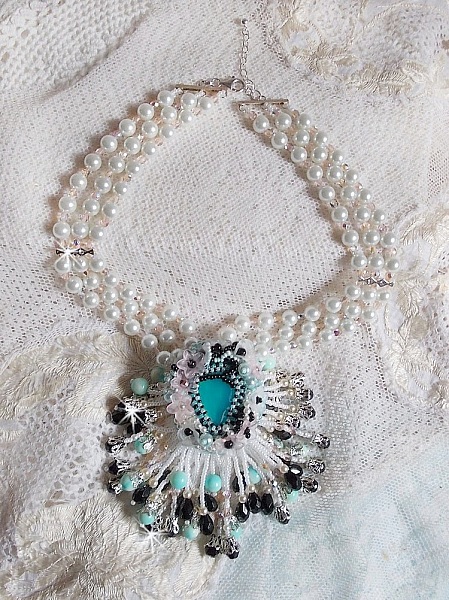 Oceane necklace embroidered with round marbled pearls in blue and black 