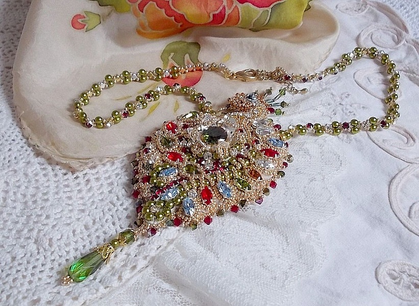 Necklace L'Oiseau des Iles embroidered with Swarovski crystals, pearls and Miyuki seed beads.
