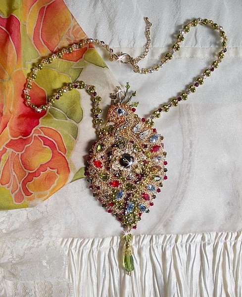 Necklace L'Oiseau des Iles embroidered with Swarovski crystals, pearls and Miyuki seed beads.