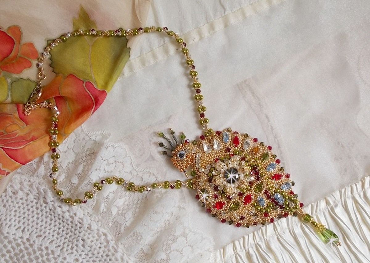 Necklace L'Oiseau des Iles embroidered with Swarovski crystals, pearls and Miyuki seed beads.