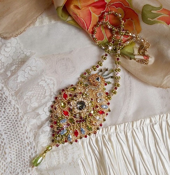 Necklace L'Oiseau des Iles embroidered with Swarovski crystals, pearls and Miyuki seed beads.