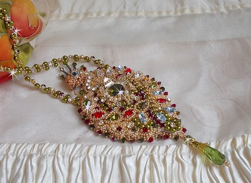 Necklace L'Oiseau des Iles embroidered with Swarovski crystals, pearls and Miyuki seed beads.