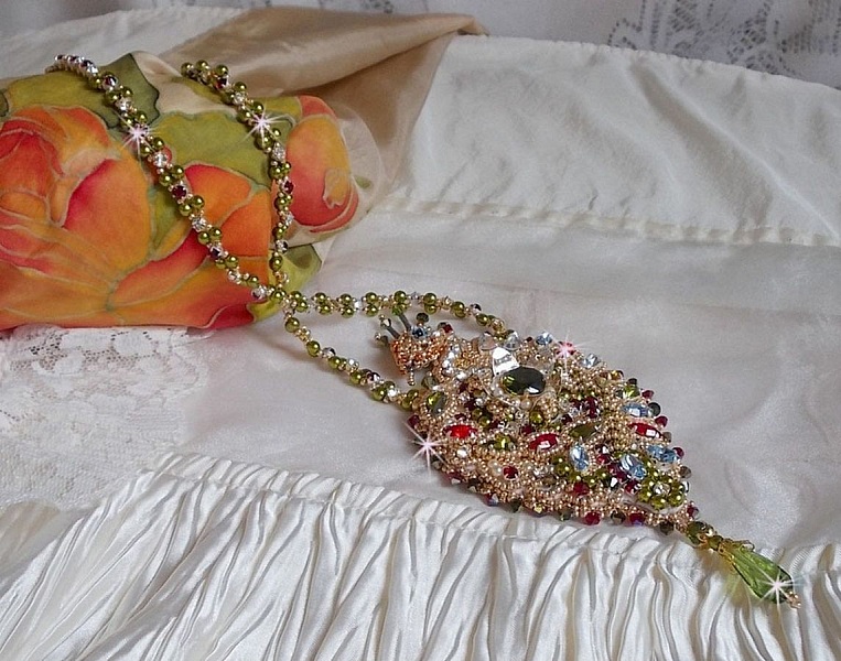 Necklace L'Oiseau des Iles embroidered with Swarovski crystals, pearls and Miyuki seed beads.