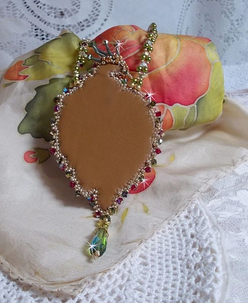 Necklace L'Oiseau des Iles embroidered with Swarovski crystals, pearls and Miyuki seed beads.