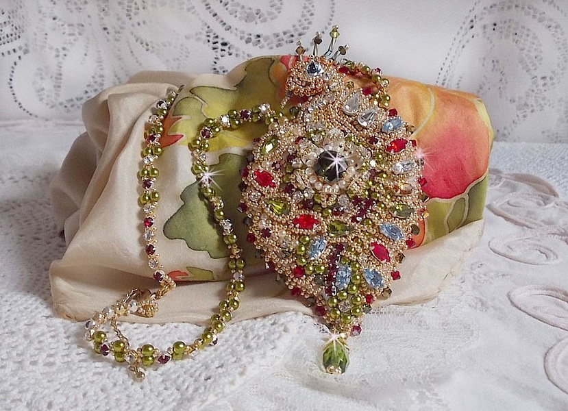 Necklace L'Oiseau des Iles embroidered with Swarovski crystals, pearls and Miyuki seed beads.