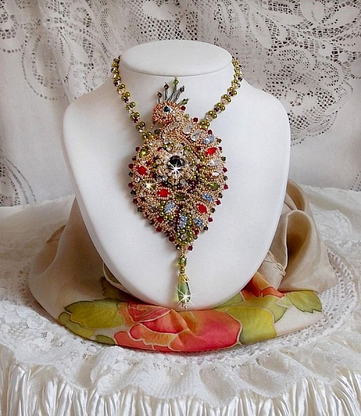 Necklace L'Oiseau des Iles embroidered with Swarovski crystals, pearls and Miyuki seed beads.