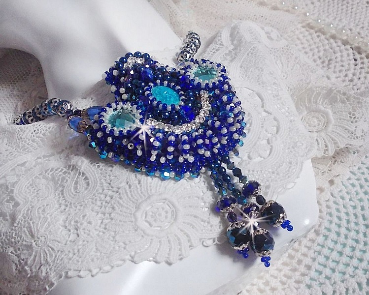 Collier artisanal bleu brodé de cristaux Swarovski et perles.