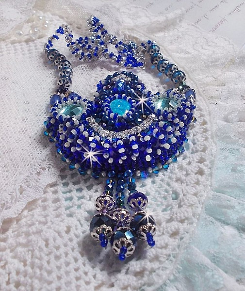 Collier artisanal bleu brodé de cristaux Swarovski et perles.