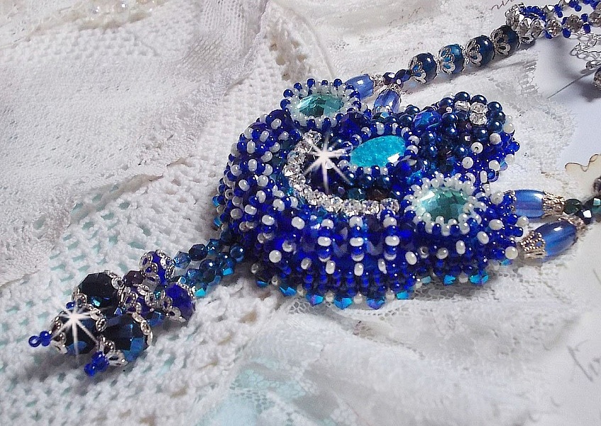Collier artisanal bleu brodé de cristaux Swarovski et perles.