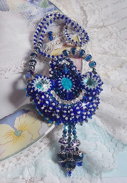 Collier artisanal bleu brodé de cristaux Swarovski et perles.