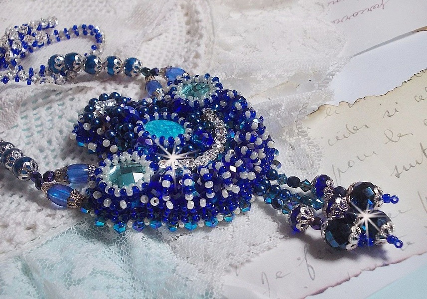Collier artisanal bleu brodé de cristaux Swarovski et perles.