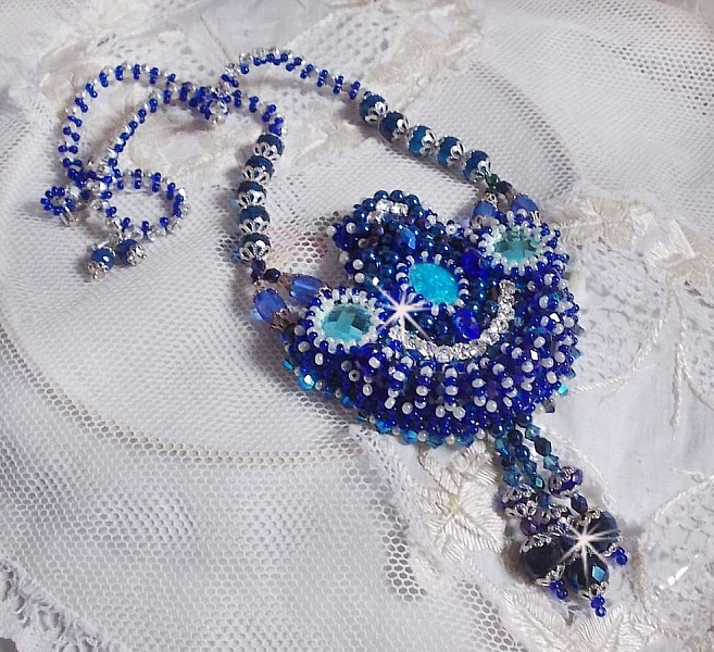 Collier artisanal bleu brodé de cristaux Swarovski et perles.